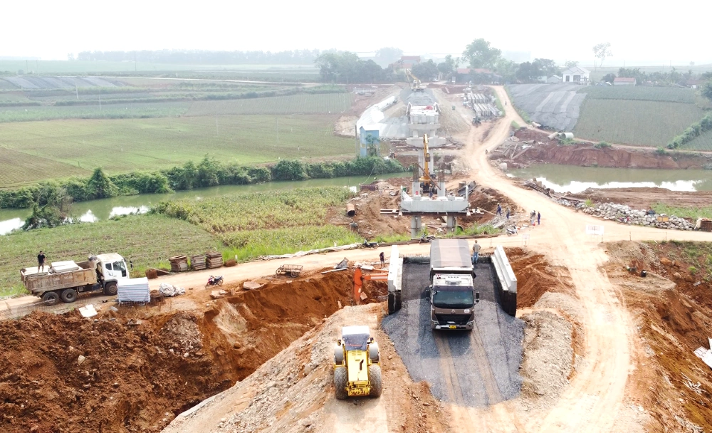 Làm việc “xuyên lễ” trên công trường thi công cầu Mọ