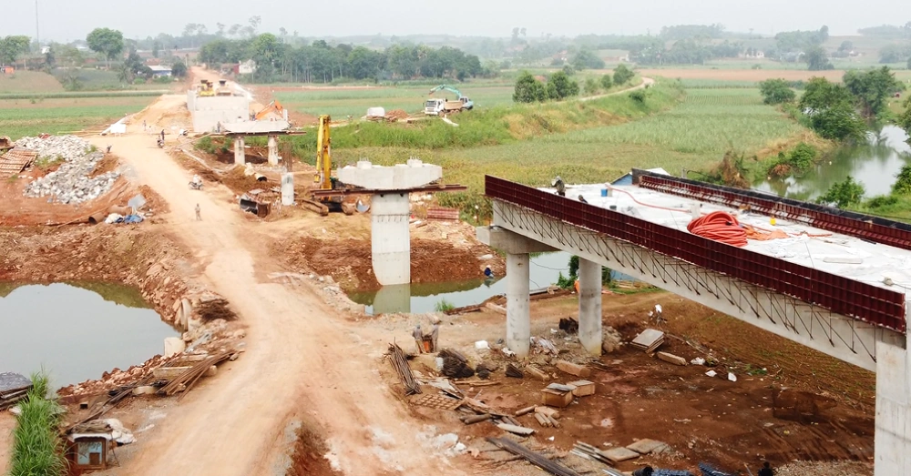 Làm việc “xuyên lễ” trên công trường thi công cầu Mọ