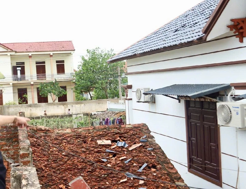 Mưa lớn, lốc, sét kèm theo mưa đá gây thiệt hại lớn cho người dân