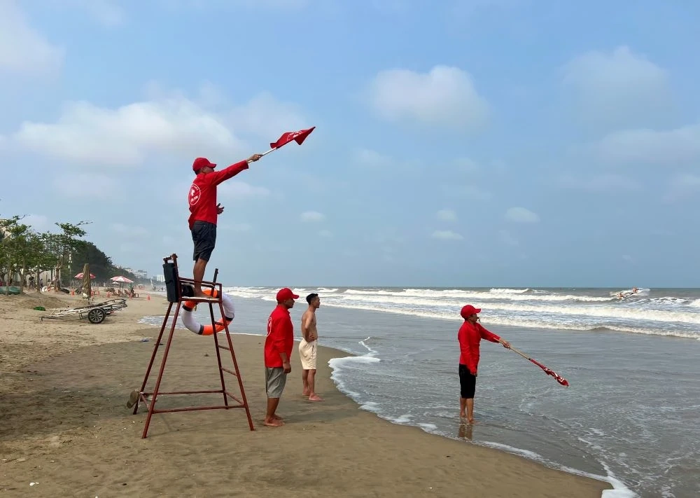 Diễn tập phương án cứu nạn, cứu hộ và sơ cấp cứu biển Sầm Sơn năm 2026