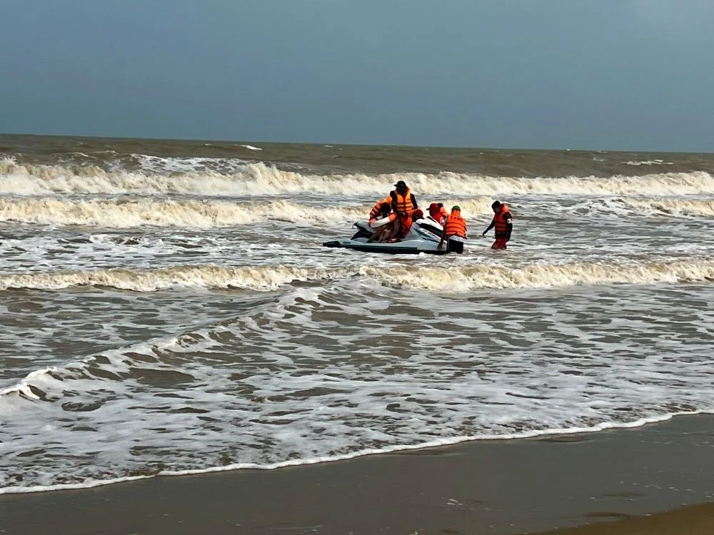 Diễn tập phương án cứu nạn, cứu hộ và sơ cấp cứu biển Sầm Sơn năm 2026