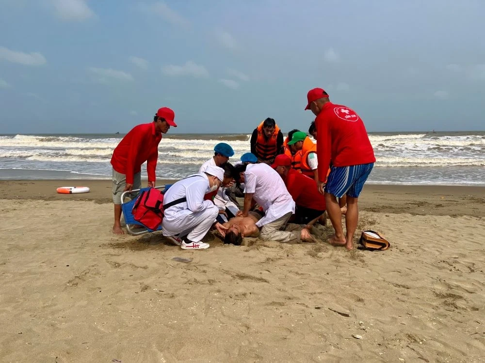 Diễn tập phương án cứu nạn, cứu hộ và sơ cấp cứu biển Sầm Sơn năm 2026