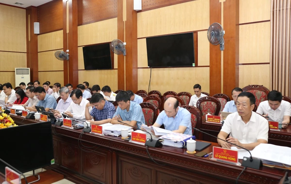 Thảo luận, đánh giá tình hình kinh tế - xã hội, quốc phòng - an ninh tháng 4, nhiệm vụ trọng tâm tháng 5/2026