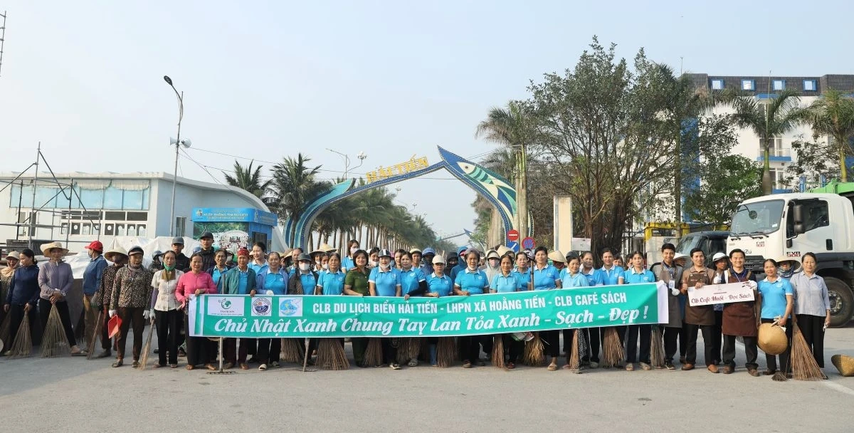 Phụ nữ Hoằng Tiến ra quân làm sạch bãi biển