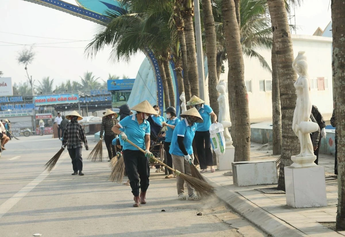 Phụ nữ Hoằng Tiến ra quân làm sạch bãi biển