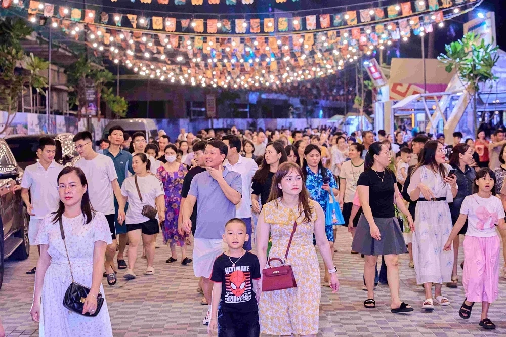 Không khí chơi lễ rộn ràng tại các thủ phủ du lịch “hot” nhất từ Nam chí Bắc