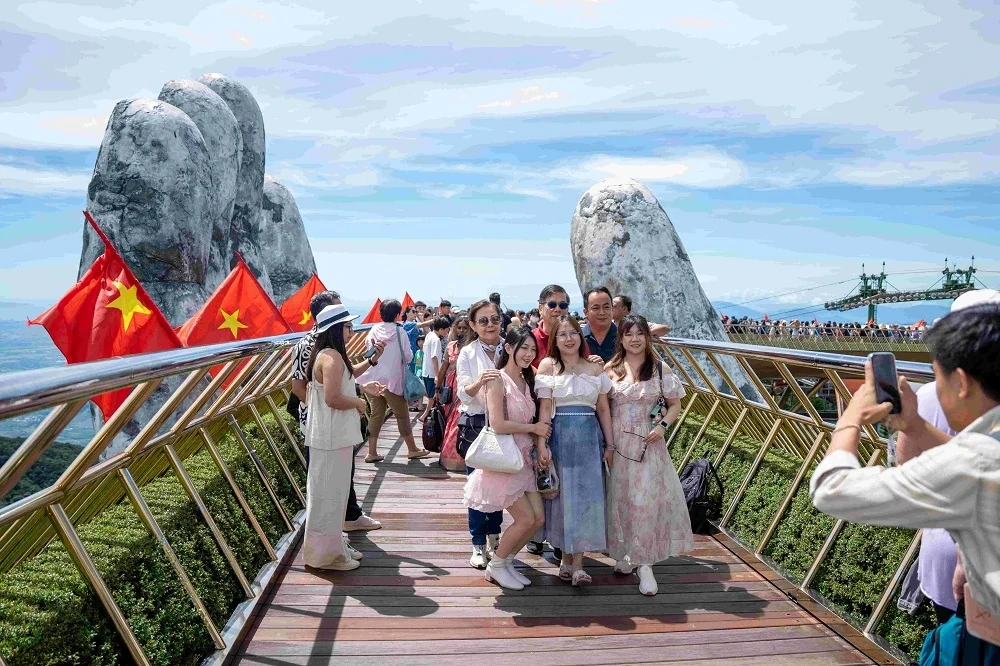 Không khí chơi lễ rộn ràng tại các thủ phủ du lịch “hot” nhất từ Nam chí Bắc