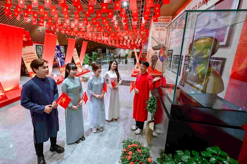 Không khí chơi lễ rộn ràng tại các thủ phủ du lịch “hot” nhất từ Nam chí Bắc