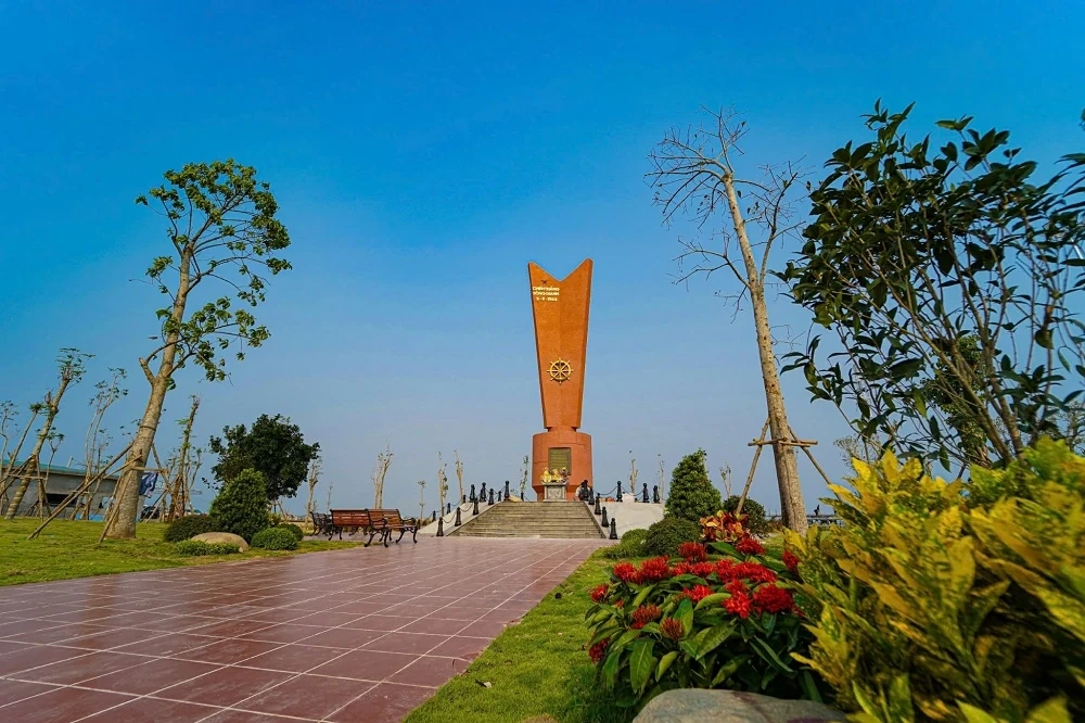 Chiếc thuyền đầu tiên trong chiến dịch vận tải Hồ Chí Minh trên biển được phục dựng bên di tích lịch sử Bến phà Gianh