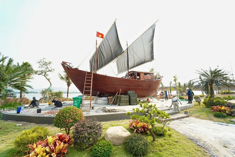 Chiếc thuyền đầu tiên trong chiến dịch vận tải Hồ Chí Minh trên biển được phục dựng bên di tích lịch sử Bến phà Gianh