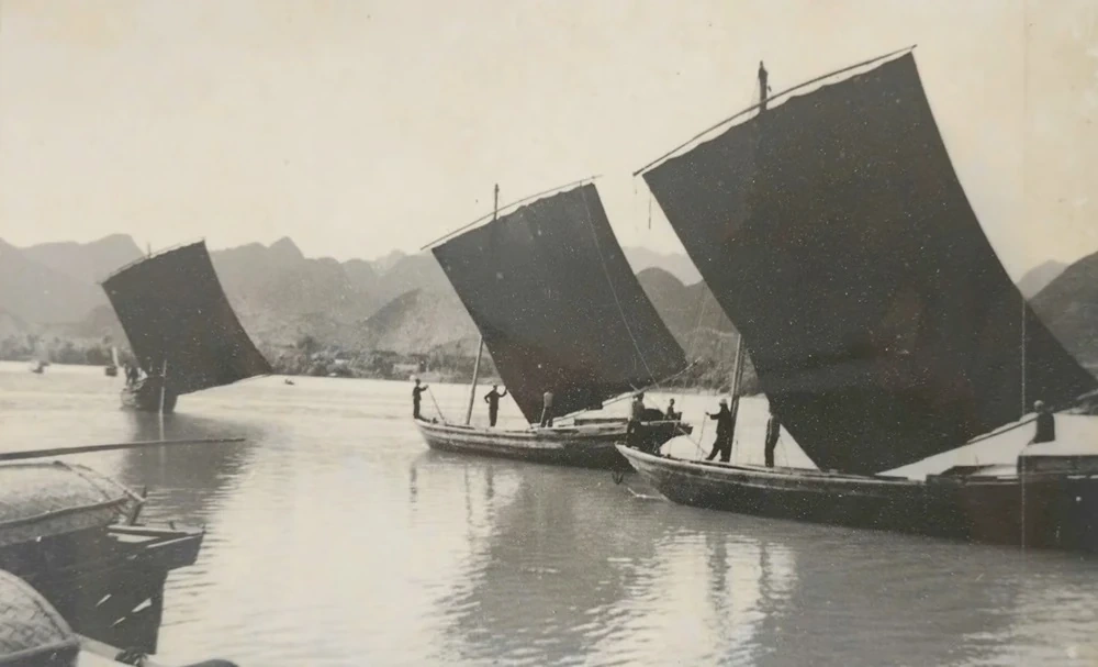 Chiếc thuyền đầu tiên trong chiến dịch vận tải Hồ Chí Minh trên biển được phục dựng bên di tích lịch sử Bến phà Gianh