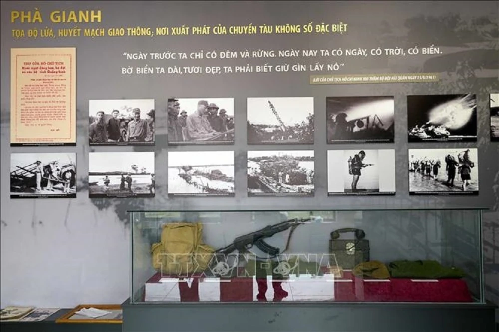 Chiếc thuyền đầu tiên trong chiến dịch vận tải Hồ Chí Minh trên biển được phục dựng bên di tích lịch sử Bến phà Gianh