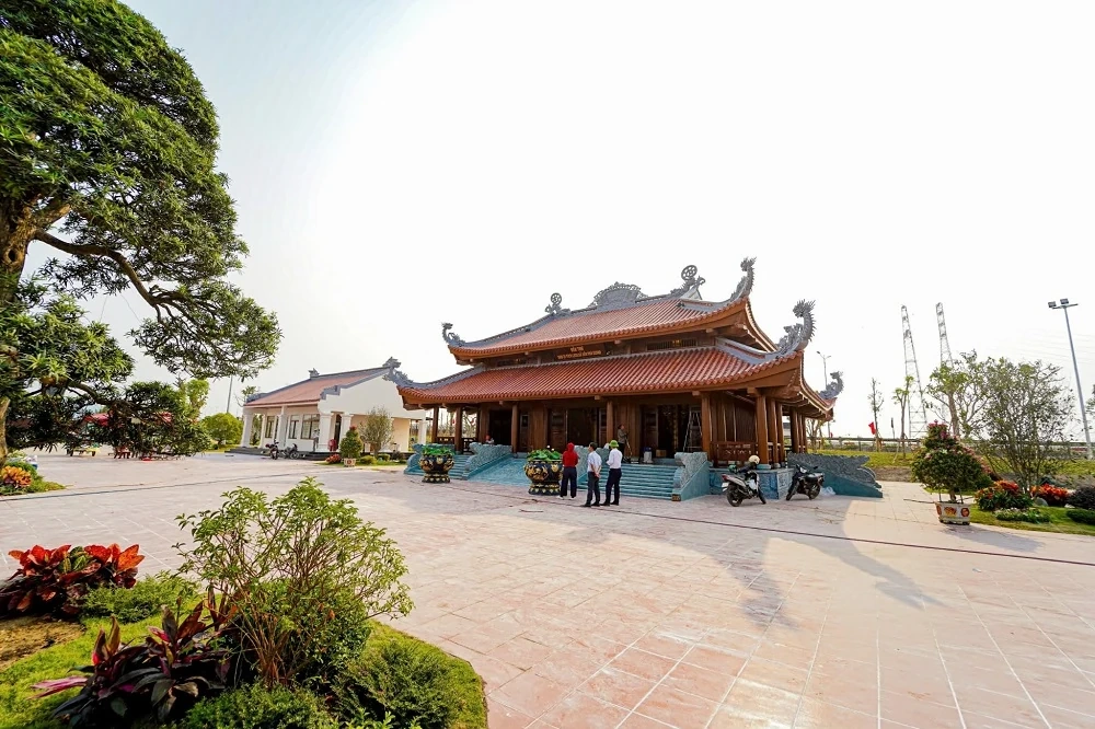 Chiếc thuyền đầu tiên trong chiến dịch vận tải Hồ Chí Minh trên biển được phục dựng bên di tích lịch sử Bến phà Gianh