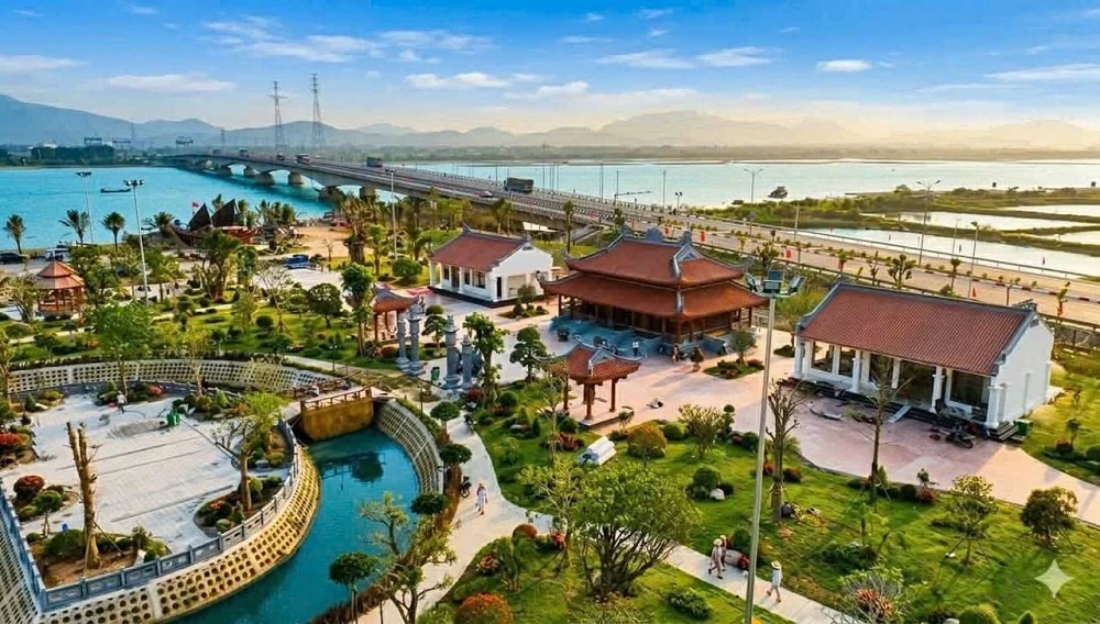 Chiếc thuyền đầu tiên trong chiến dịch vận tải Hồ Chí Minh trên biển được phục dựng bên di tích lịch sử Bến phà Gianh