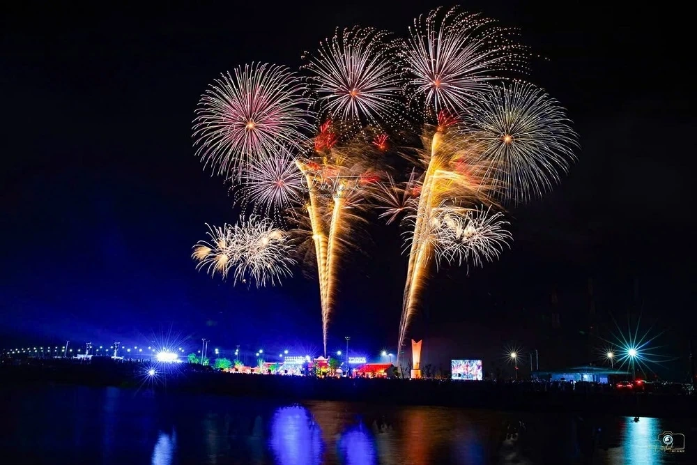 Chiếc thuyền đầu tiên trong chiến dịch vận tải Hồ Chí Minh trên biển được phục dựng bên di tích lịch sử Bến phà Gianh