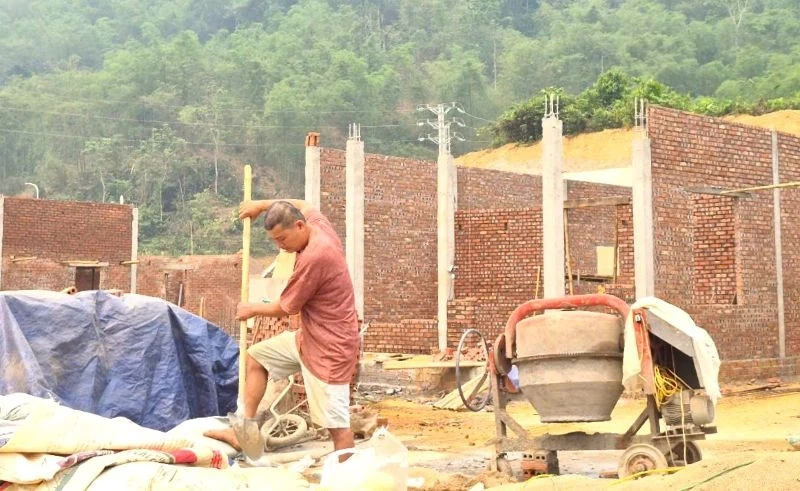 Tất bật dựng nhà trước mùa mưa bão