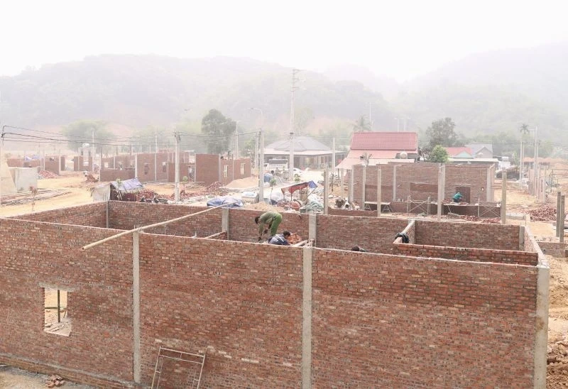 Tất bật dựng nhà trước mùa mưa bão