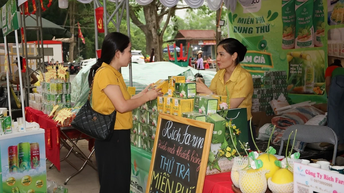 Nhiều sản phẩm OCOP hội tụ tại lễ hội Đền thờ Lê Hoàn