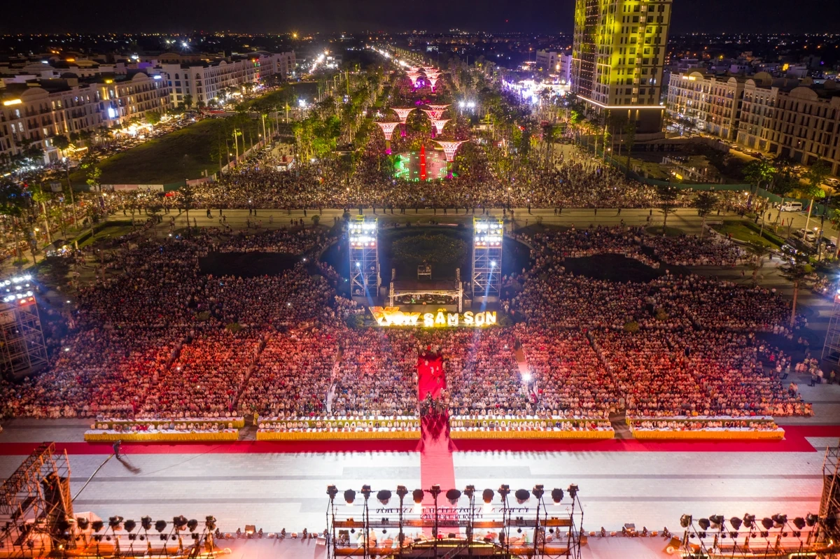 Quảng trường biển Sầm Sơn “bùng cháy” đêm khai mạc, mở màn mùa du lịch hè 2026