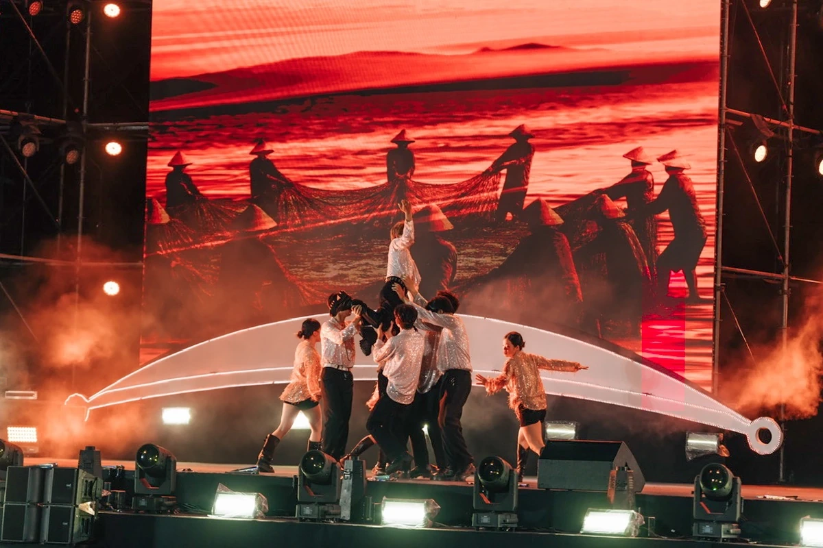 Quảng trường biển Sầm Sơn “bùng cháy” đêm khai mạc, mở màn mùa du lịch hè 2026