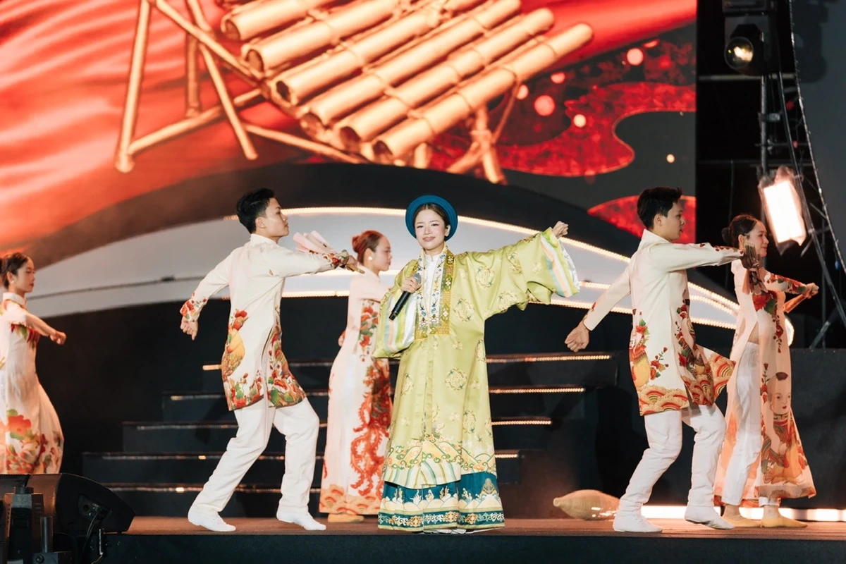 Quảng trường biển Sầm Sơn “bùng cháy” đêm khai mạc, mở màn mùa du lịch hè 2026