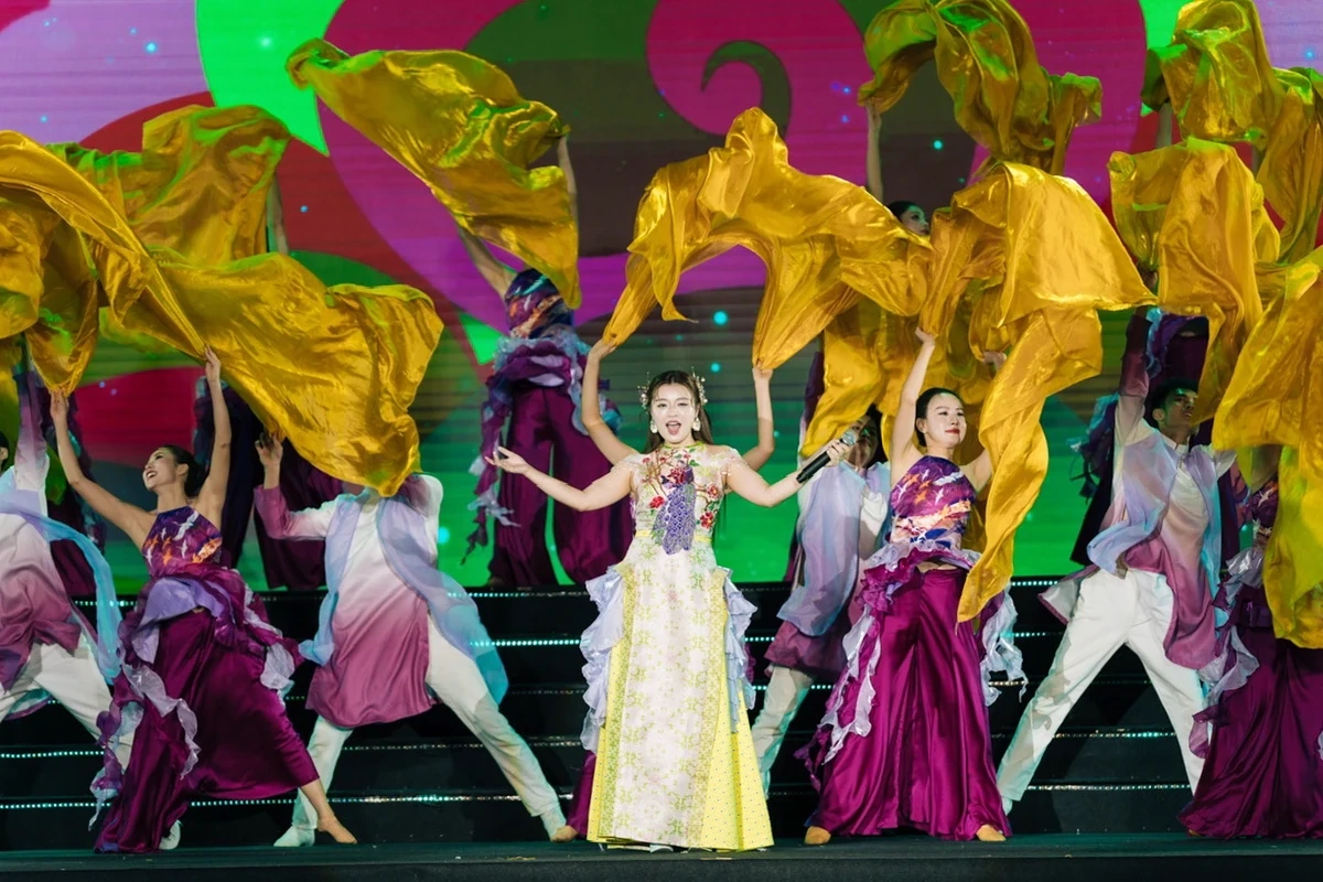 Quảng trường biển Sầm Sơn “bùng cháy” đêm khai mạc, mở màn mùa du lịch hè 2026