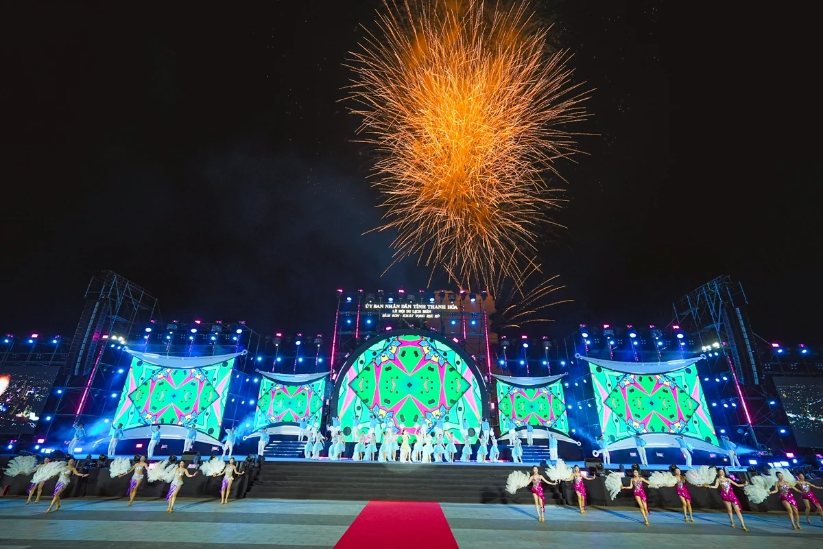 Quảng trường biển Sầm Sơn “bùng cháy” đêm khai mạc, mở màn mùa du lịch hè 2026