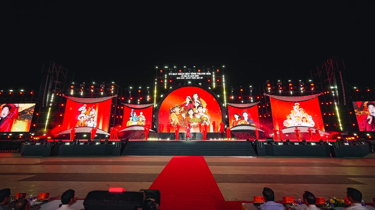 Quảng trường biển Sầm Sơn “bùng cháy” đêm khai mạc, mở màn mùa du lịch hè 2026