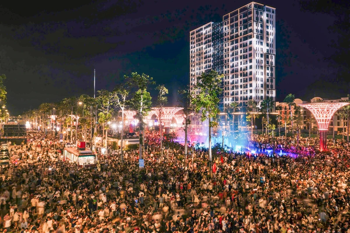 Quảng trường biển Sầm Sơn “bùng cháy” đêm khai mạc, mở màn mùa du lịch hè 2026