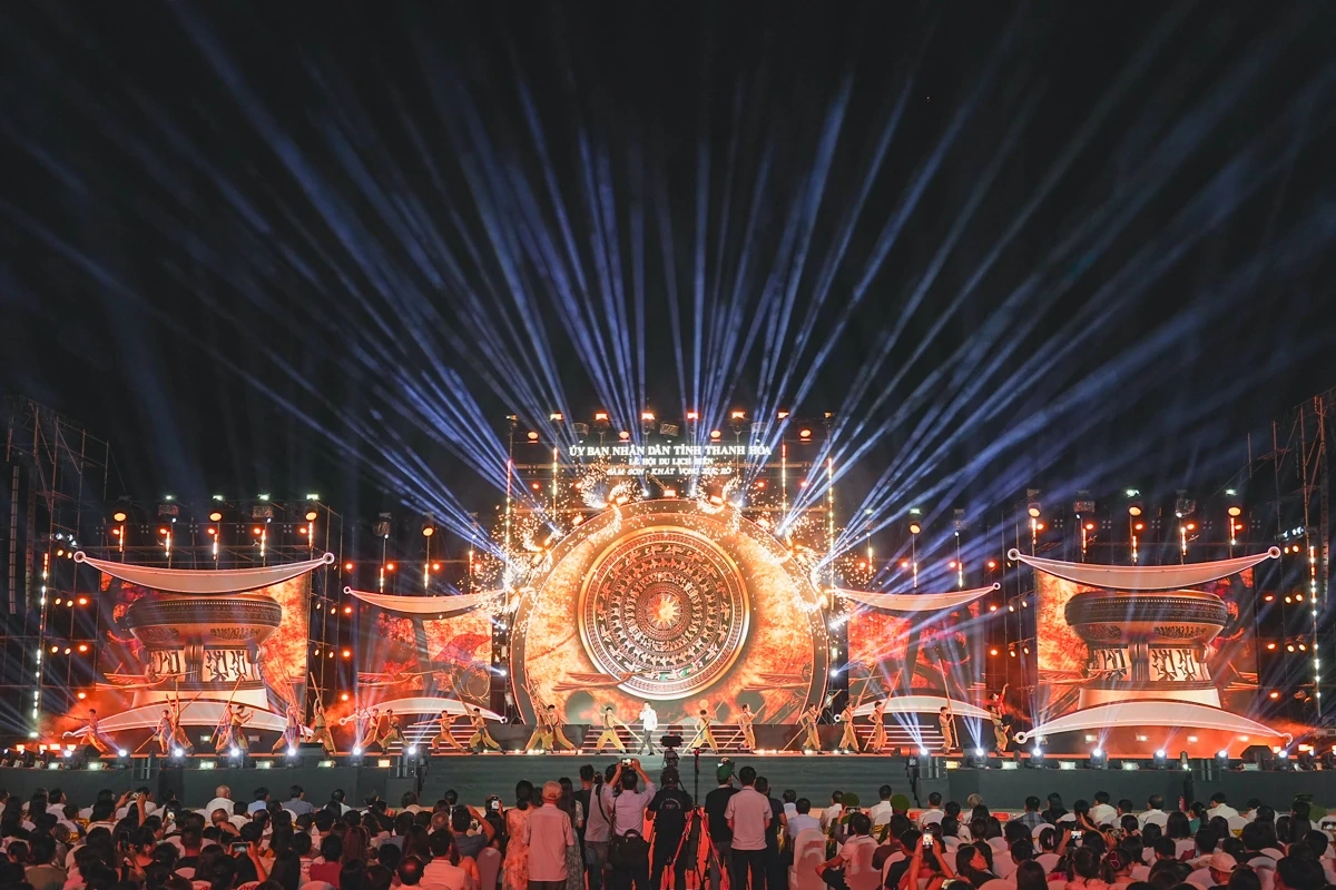 Quảng trường biển Sầm Sơn “bùng cháy” đêm khai mạc, mở màn mùa du lịch hè 2026