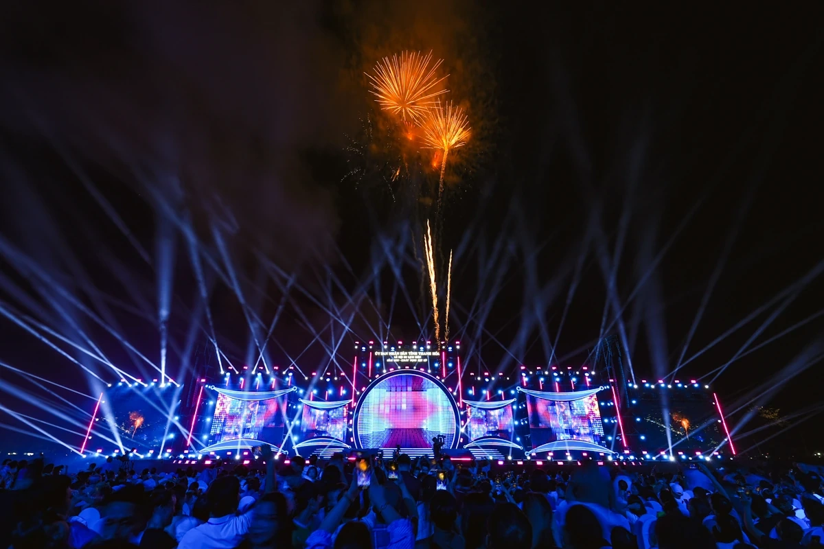 Quảng trường biển Sầm Sơn “bùng cháy” đêm khai mạc, mở màn mùa du lịch hè 2026