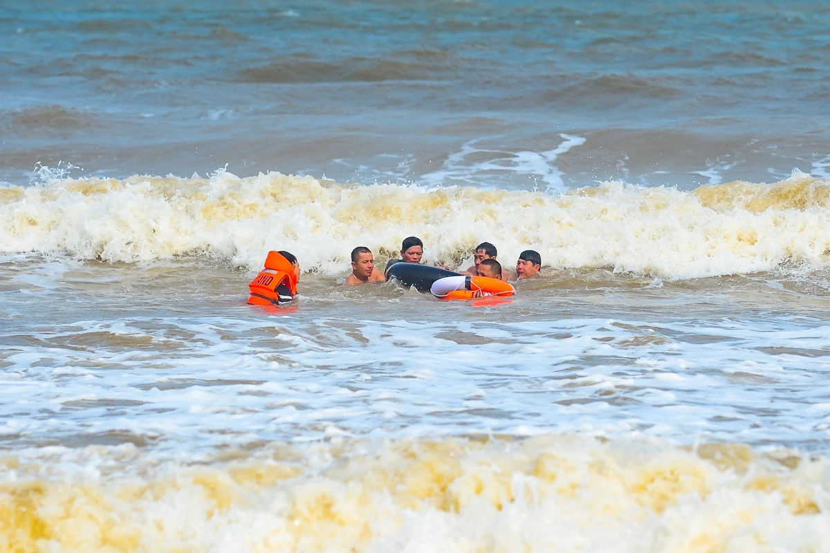 Mãn nhãn màn diễn tập cứu nạn trên biển: Phản ứng thần tốc, hiệp đồng chuẩn xác