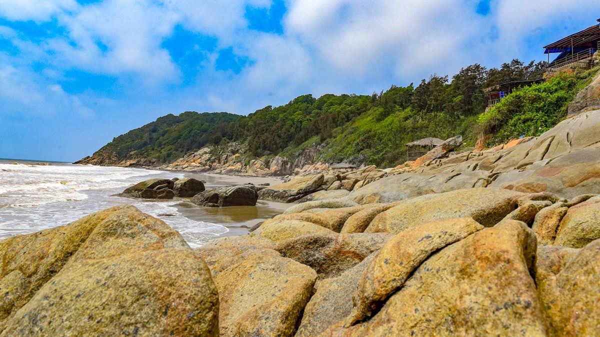 Theo dấu chân trên núi Trường Lệ - mở cánh cửa di sản Sầm Sơn