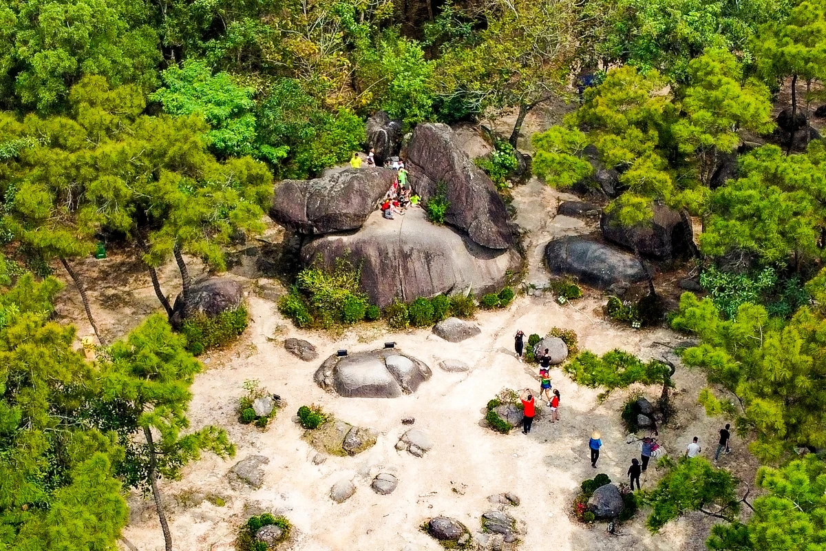 Theo dấu chân trên núi Trường Lệ - mở cánh cửa di sản Sầm Sơn