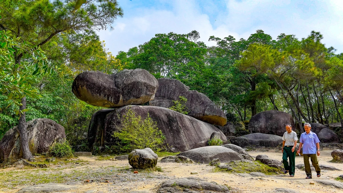 Theo dấu chân trên núi Trường Lệ - mở cánh cửa di sản Sầm Sơn