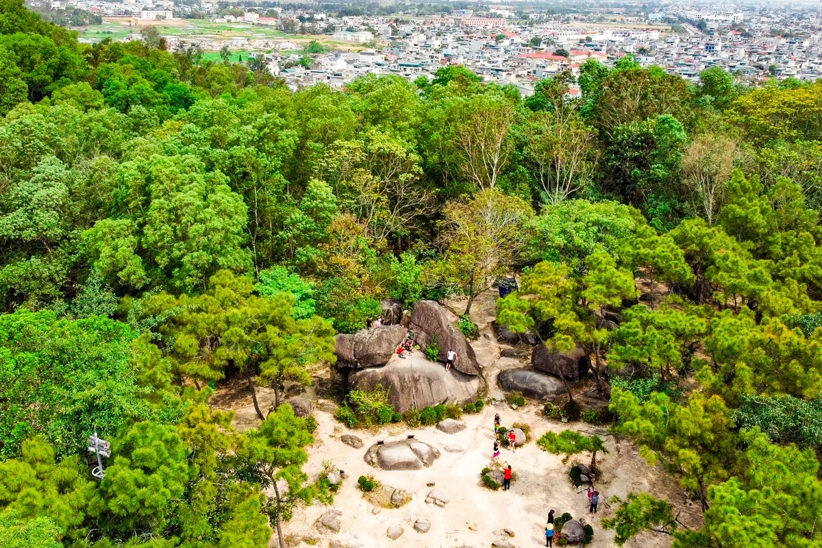 Theo dấu chân trên núi Trường Lệ - mở cánh cửa di sản Sầm Sơn