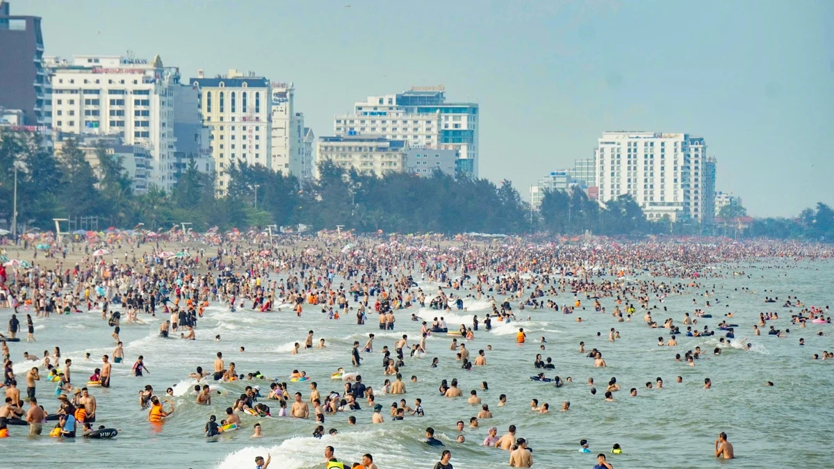 Sầm Sơn đón đông đảo du khách trong ngày đầu dịp nghỉ Giỗ Tổ Hùng Vương