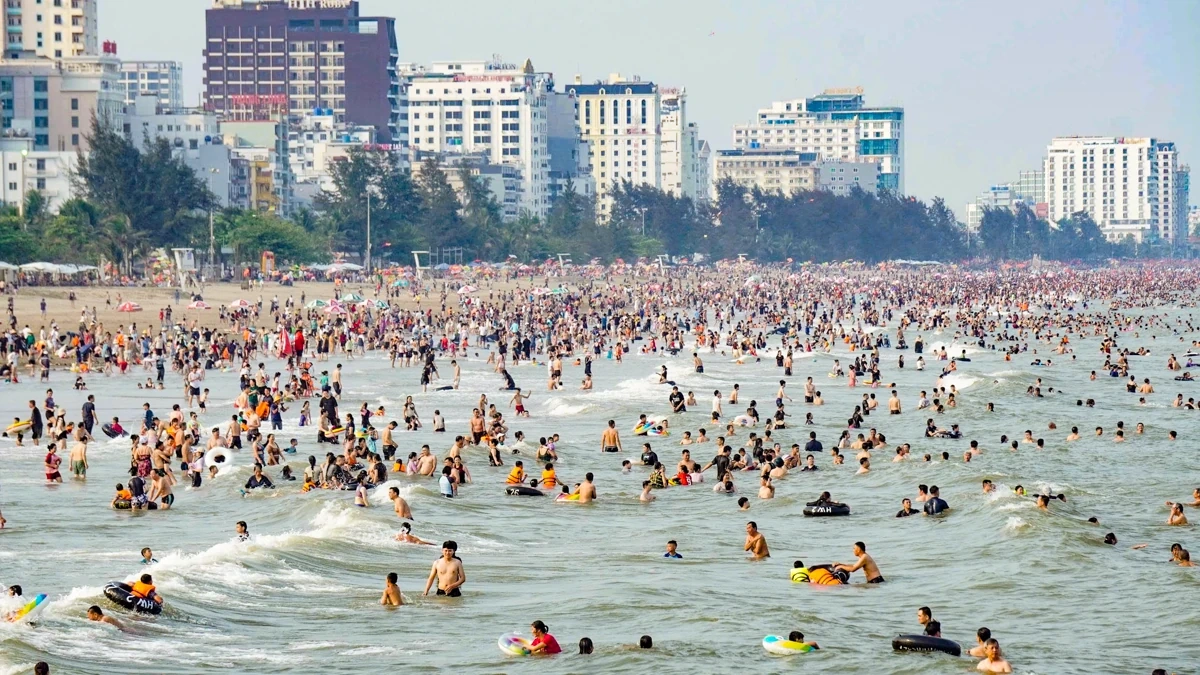 Sầm Sơn đón đông đảo du khách trong ngày đầu dịp nghỉ Giỗ Tổ Hùng Vương