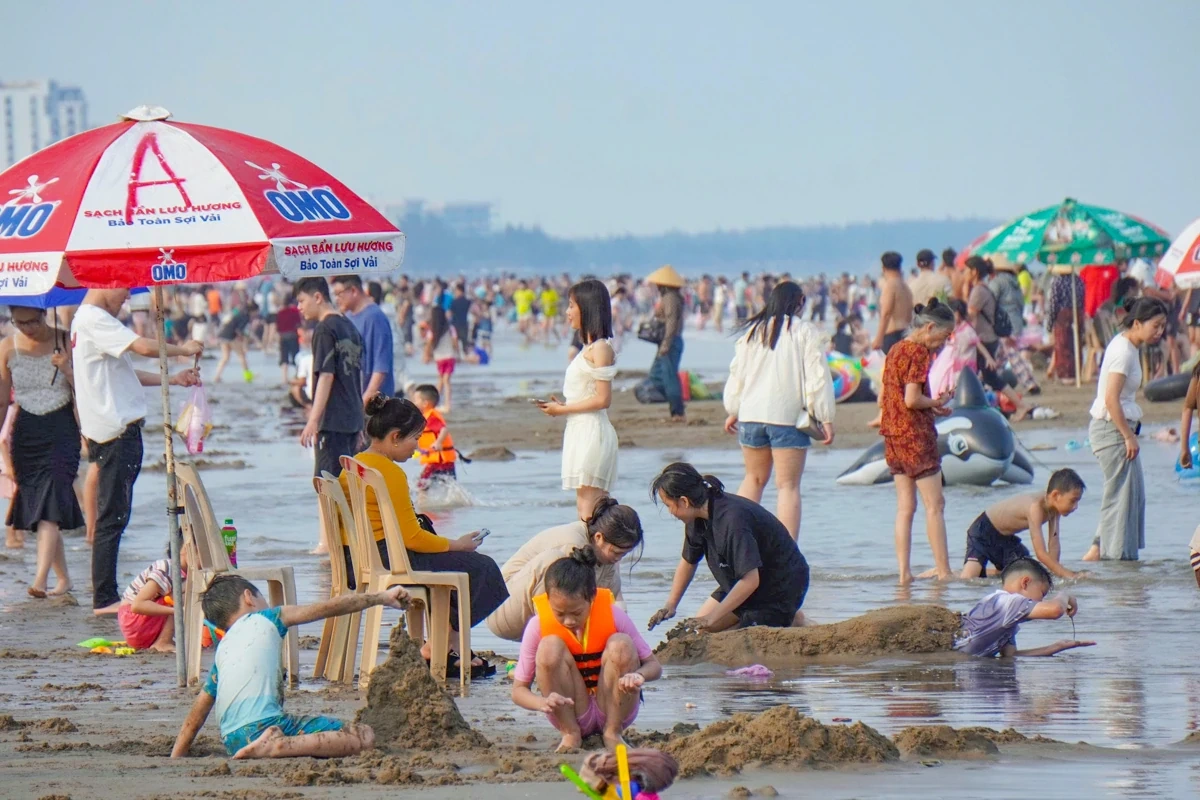 Sầm Sơn đón đông đảo du khách trong ngày đầu dịp nghỉ Giỗ Tổ Hùng Vương