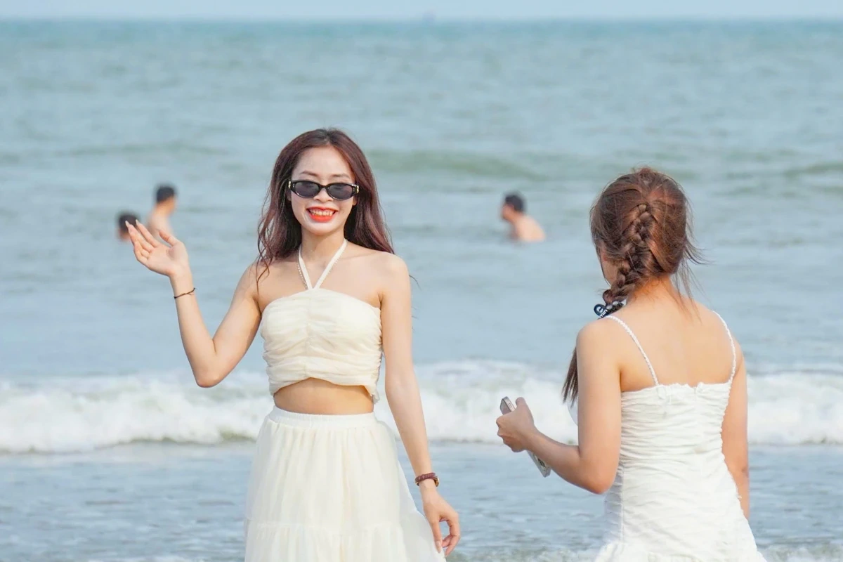 Sầm Sơn đón đông đảo du khách trong ngày đầu dịp nghỉ Giỗ Tổ Hùng Vương