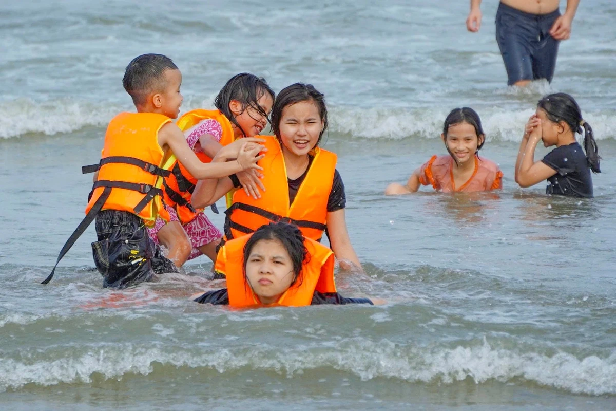 Sầm Sơn đón đông đảo du khách trong ngày đầu dịp nghỉ Giỗ Tổ Hùng Vương