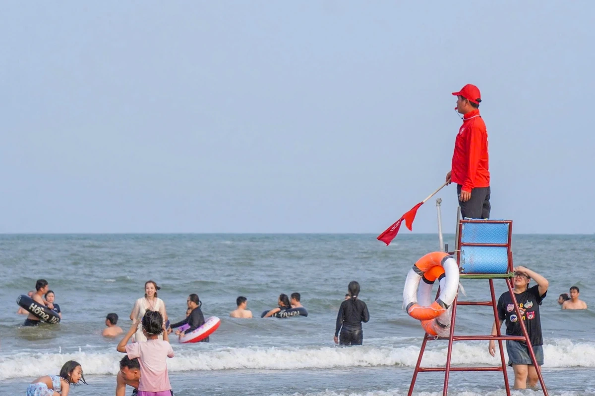 Sầm Sơn đón đông đảo du khách trong ngày đầu dịp nghỉ Giỗ Tổ Hùng Vương