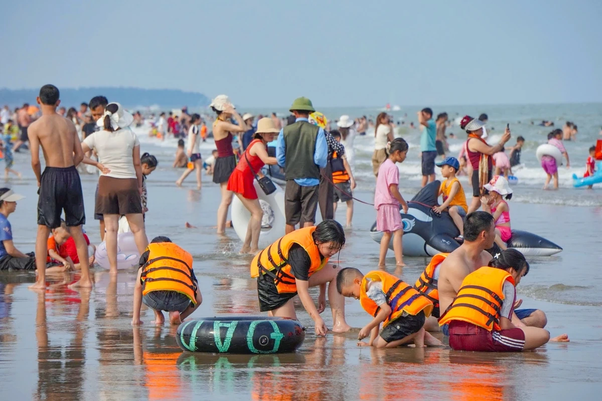 Sầm Sơn đón đông đảo du khách trong ngày đầu dịp nghỉ Giỗ Tổ Hùng Vương