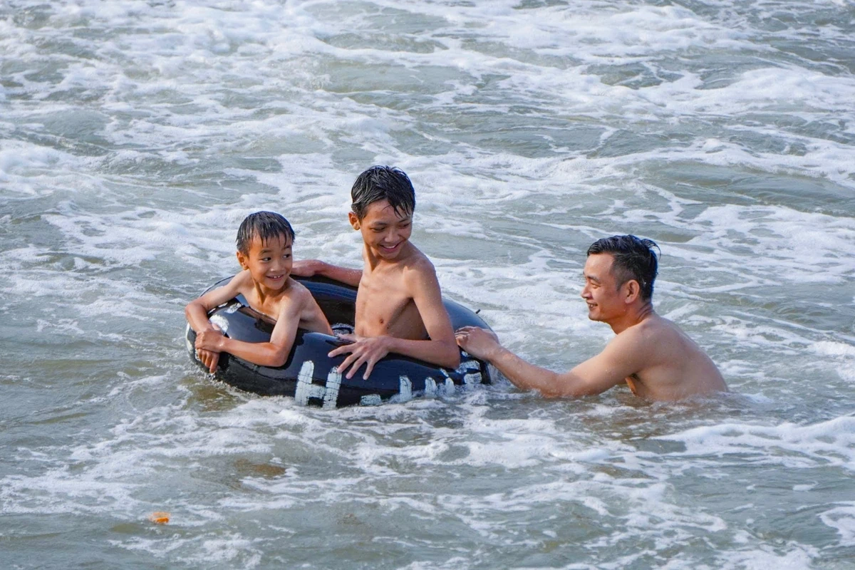 Sầm Sơn đón đông đảo du khách trong ngày đầu dịp nghỉ Giỗ Tổ Hùng Vương