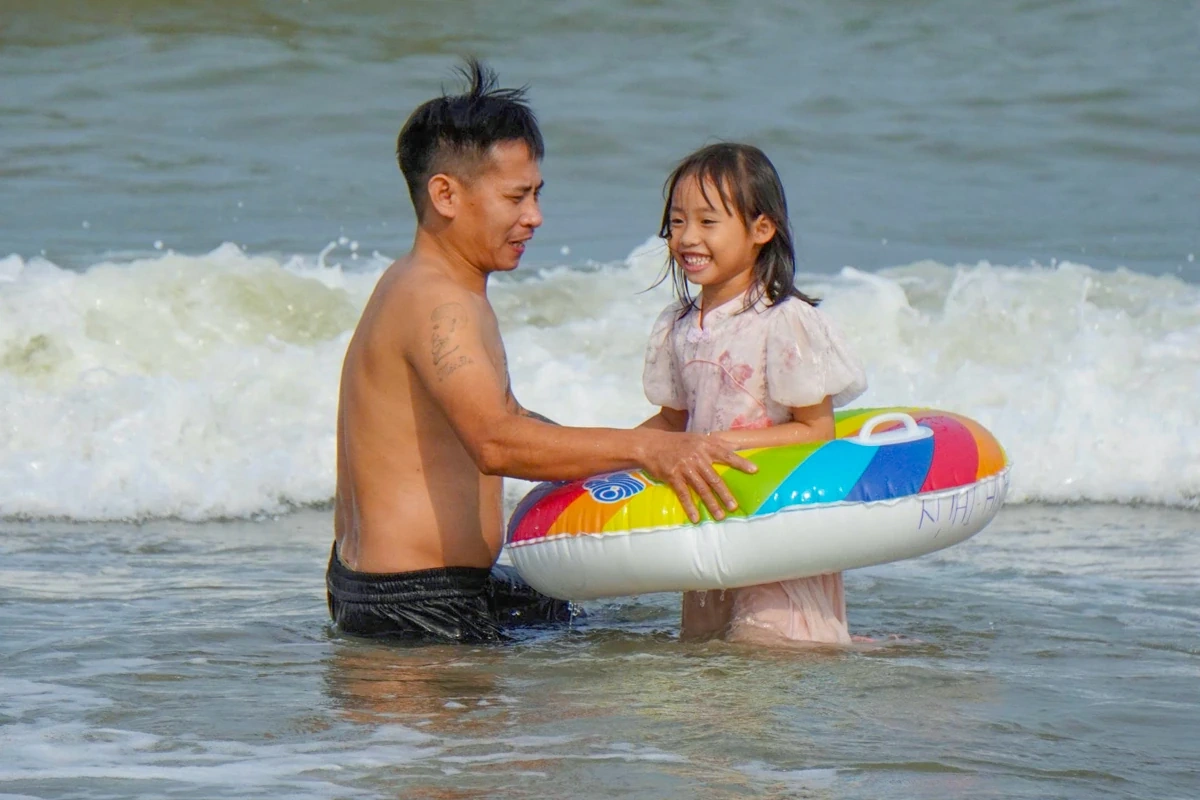 Sầm Sơn đón đông đảo du khách trong ngày đầu dịp nghỉ Giỗ Tổ Hùng Vương