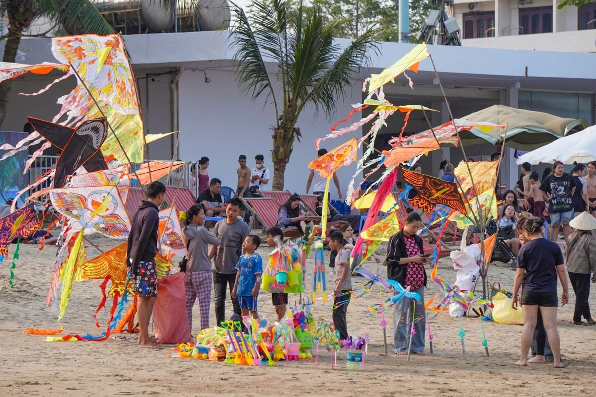 Sầm Sơn đón đông đảo du khách trong ngày đầu dịp nghỉ Giỗ Tổ Hùng Vương