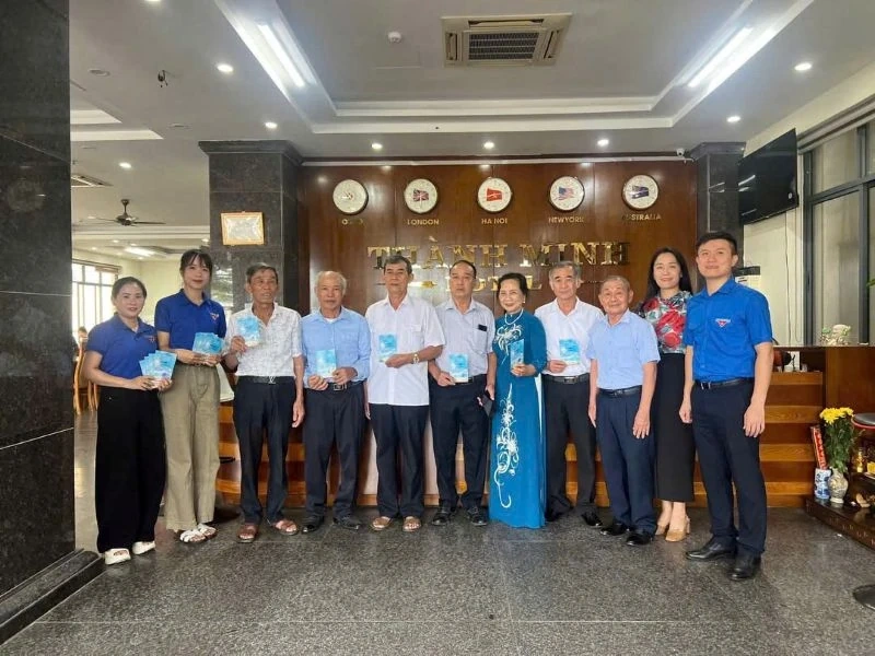 Sầm Sơn “bất ngờ” trao 700 giấy mời đặc biệt cho du khách lưu trú tại các khách sạn