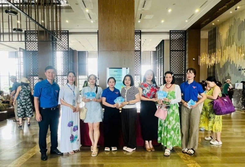 Sầm Sơn “bất ngờ” trao 700 giấy mời đặc biệt cho du khách lưu trú tại các khách sạn