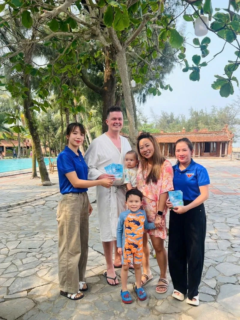 Sầm Sơn “bất ngờ” trao 700 giấy mời đặc biệt cho du khách lưu trú tại các khách sạn