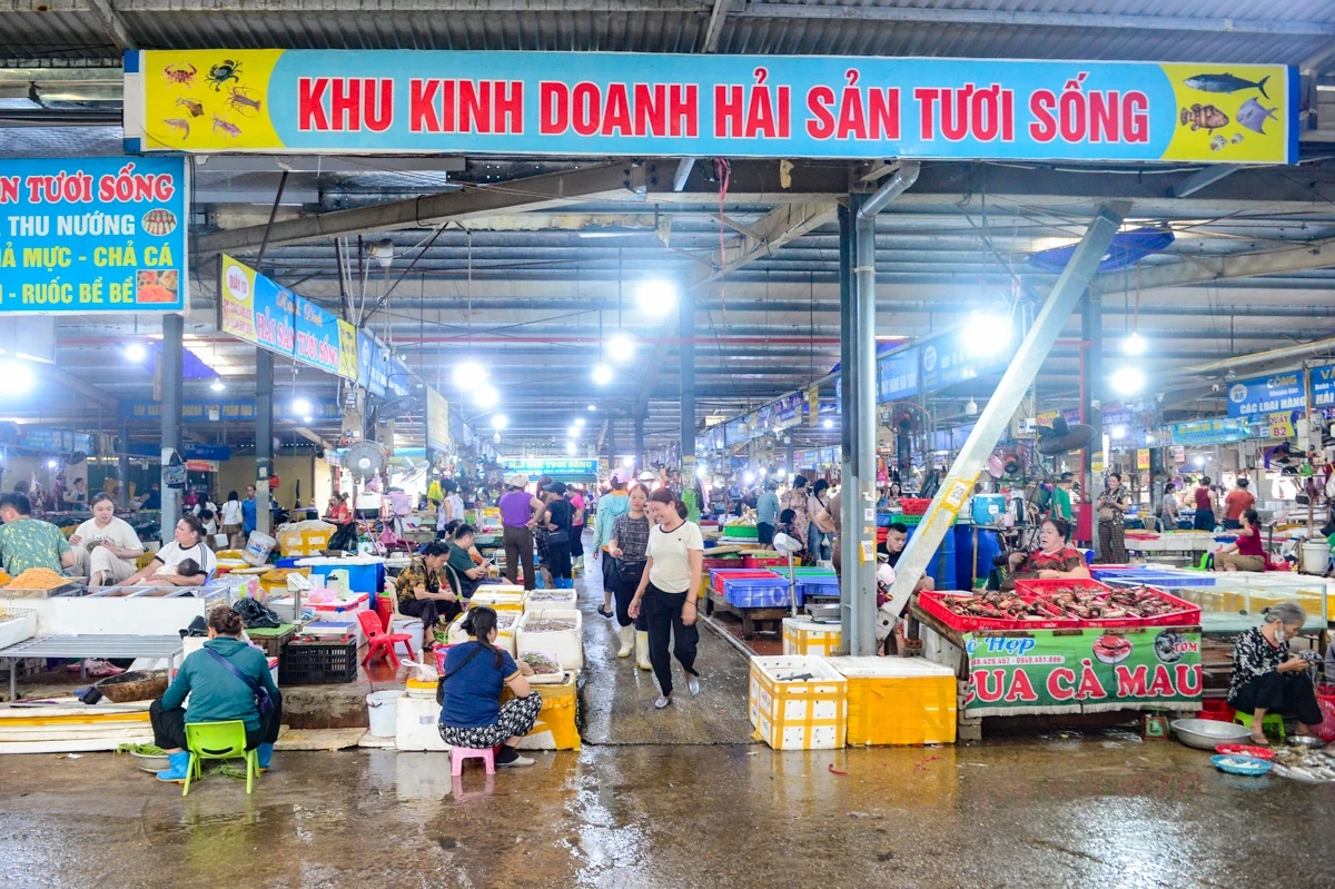 Chợ Cột Đỏ - Thiên đường hải sản giữa lòng phố biển